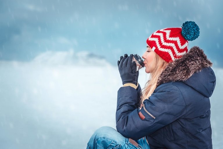 Femme buvant du Thé en hiver